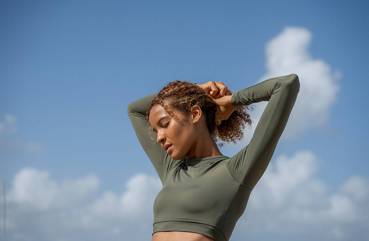 woman using natural deodorant preventing underam rash